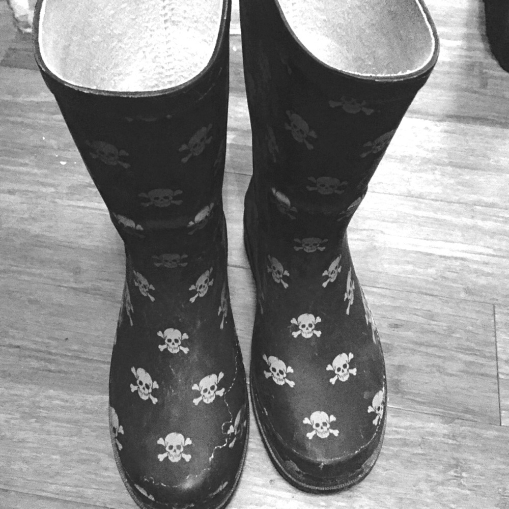 Skull rain boots